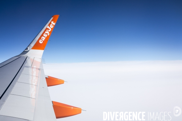 Illustration en vol d une aile d avion de la compagnie low-cost Easy Jet