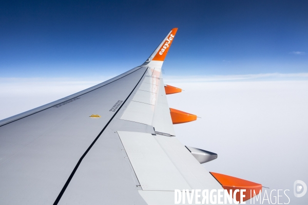 Illustration en vol d une aile d avion de la compagnie low-cost Easy Jet