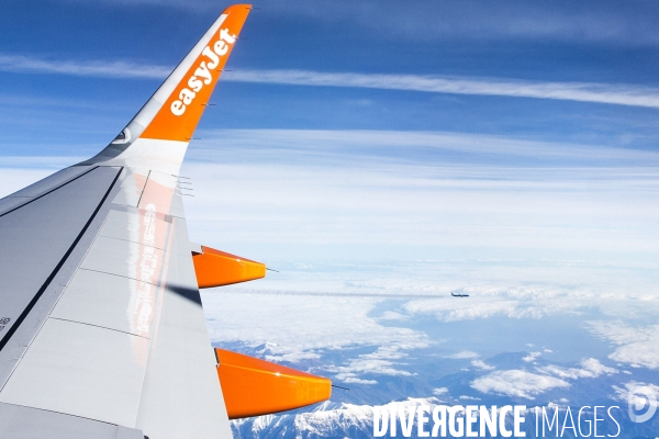 Illustration en vol d une aile d avion de la compagnie low-cost Easy Jet