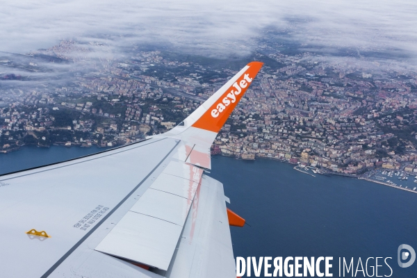 Illustration en vol d une aile d avion de la compagnie low-cost Easy Jet