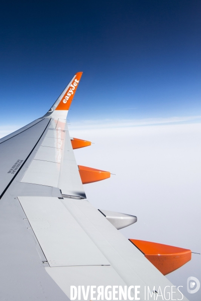Illustration en vol d une aile d avion de la compagnie low-cost Easy Jet