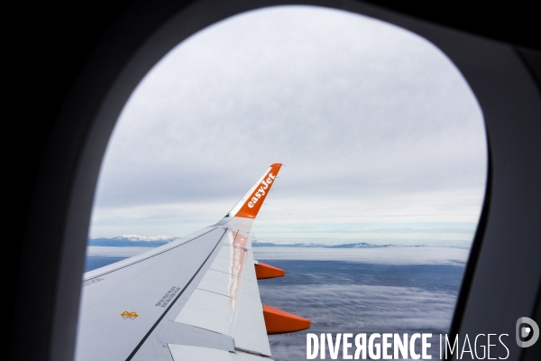 Illustration en vol d une aile d avion de la compagnie low-cost Easy Jet