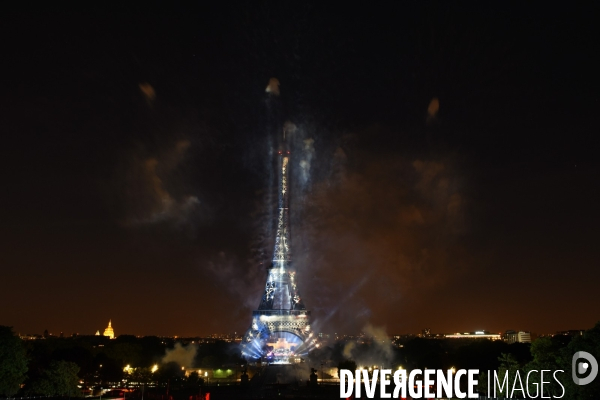 Tour Eiffel. Feu d artifice du 14 juillet