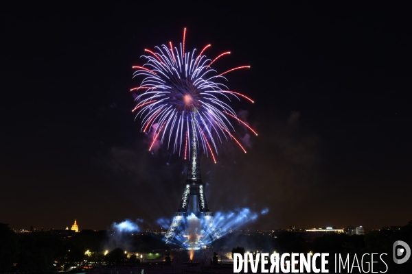 Tour Eiffel. Feu d artifice du 14 juillet