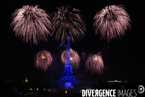 Tour Eiffel. Feu d artifice du 14 juillet
