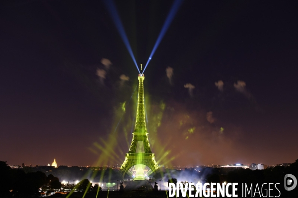 Tour Eiffel. Feu d artifice du 14 juillet