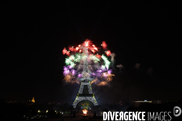 Tour Eiffel. Feu d artifice du 14 juillet