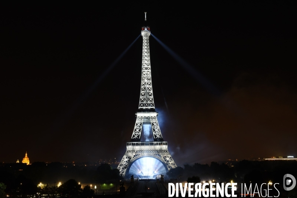 Tour Eiffel. Feu d artifice du 14 juillet