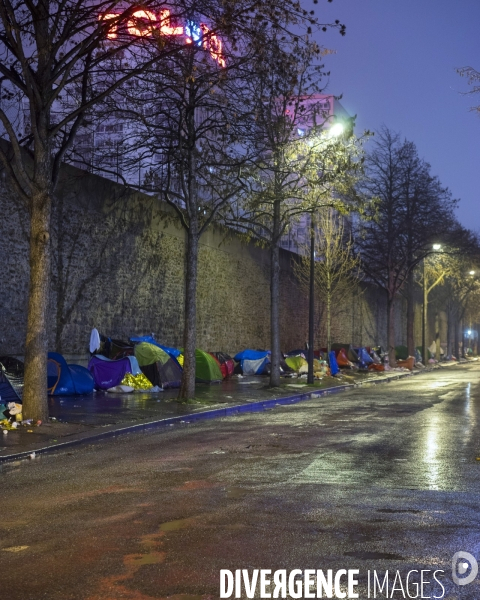 Campement de migrants et réfugiés à la  Porte des Poissonniers