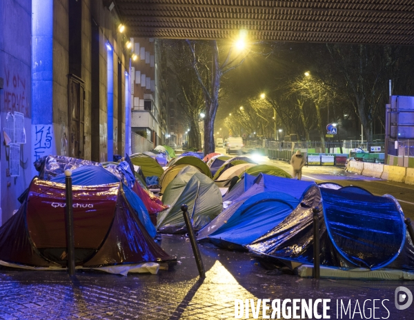 Campement de migrants et réfugiés à la  Porte des Poissonniers