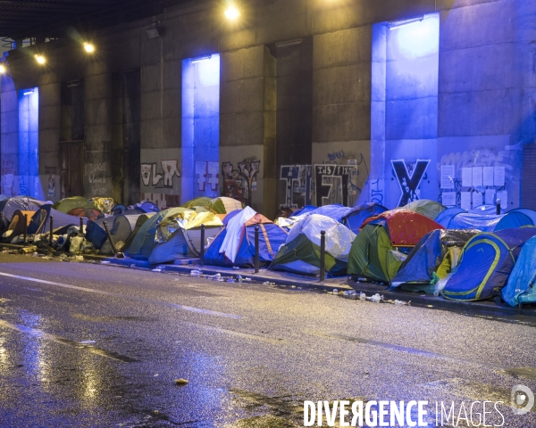 Campement de migrants et réfugiés à la  Porte des Poissonniers