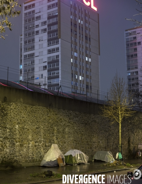 Campement de migrants et réfugiés à la  Porte des Poissonniers