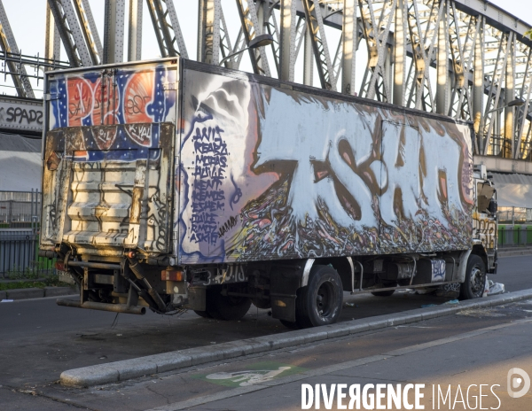 Camion tagué, la chappelle Paris Nord