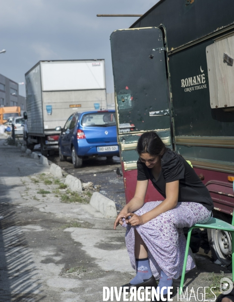 Jeune fille roumaine devant une caravane stationné dans une rue d Aubervilliers