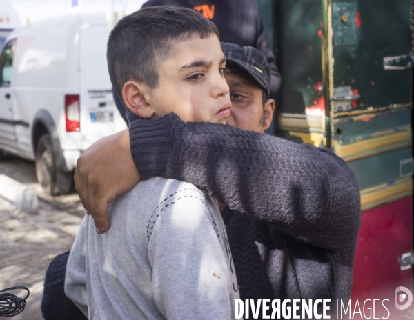 Homme et enfant, roumains,  devant une caravane stationné dans une rue d Aubervilliers