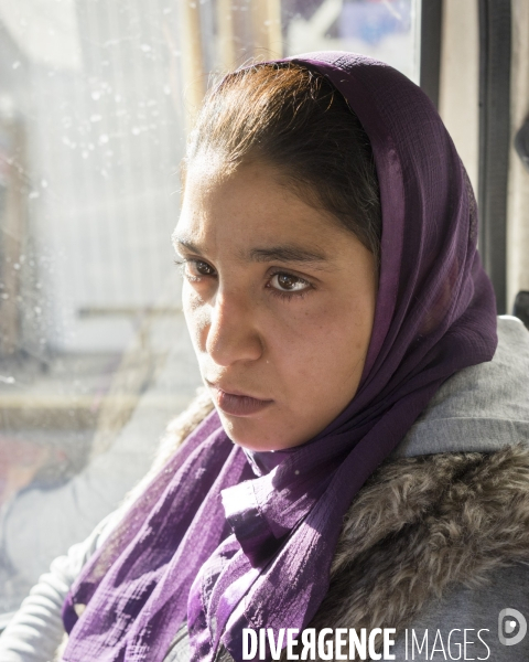 Jeune femme roumaine, ferailleuse,  dans une camionnette