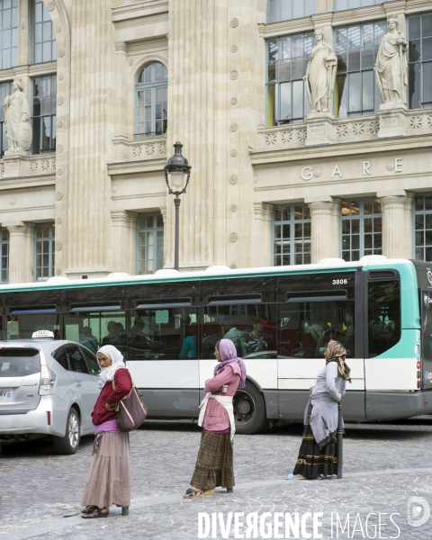 3 femmes mendiant devant la gare du Nord