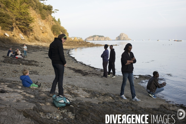 Vie quotidienne au cao de cancale, ou une soixantaine de refugies venus de calais ont ete accueillis.