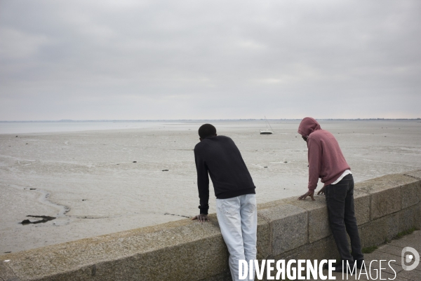 Vie quotidienne au cao de cancale, ou une soixantaine de refugies venus de calais ont ete accueillis.