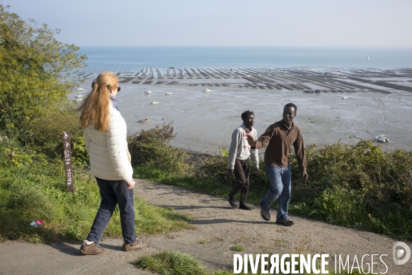 Vie quotidienne au cao de cancale, ou une soixantaine de refugies venus de calais ont ete accueillis.