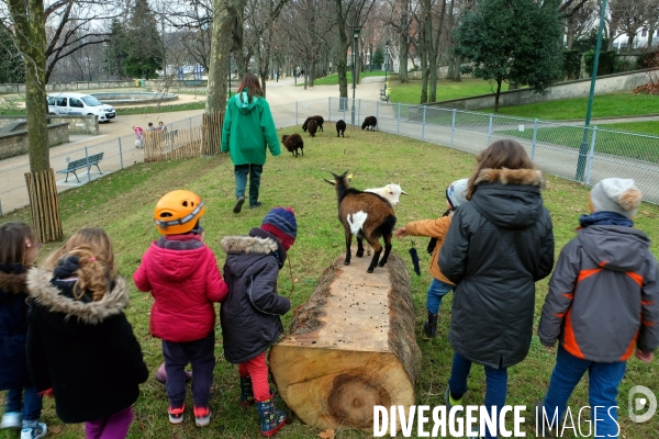 Premiere ferme urbaine pedagogique au parc Kellermann