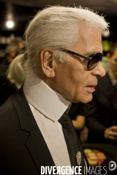 Karl lagerfeld inaugure les vitrines de noel du printemps