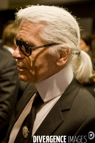 Karl lagerfeld inaugure les vitrines de noel du printemps