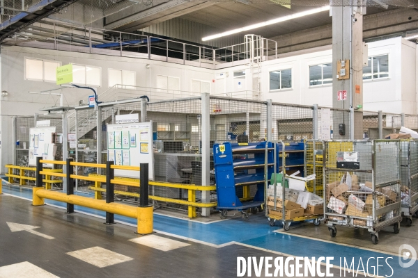 Contrôles douaniers au centre de dédouanement postal (CDP) de Roissy