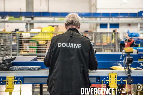 Contrôles douaniers au centre de dédouanement postal (CDP) de Roissy