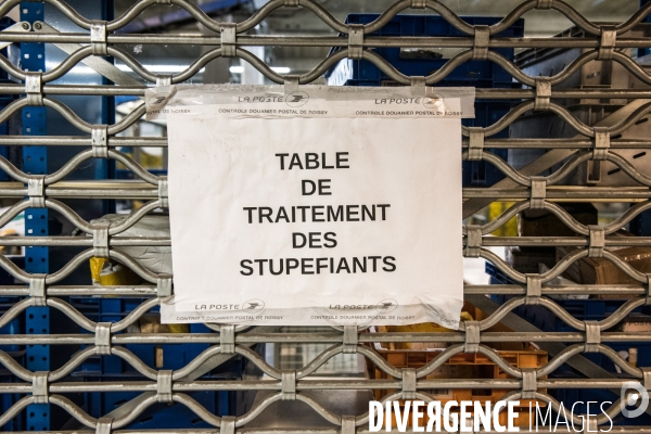 Contrôles douaniers au centre de dédouanement postal (CDP) de Roissy