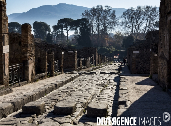 Pompei et Herculanum, deux villes détruites par l éruption de Vésuve en 79 après JC.