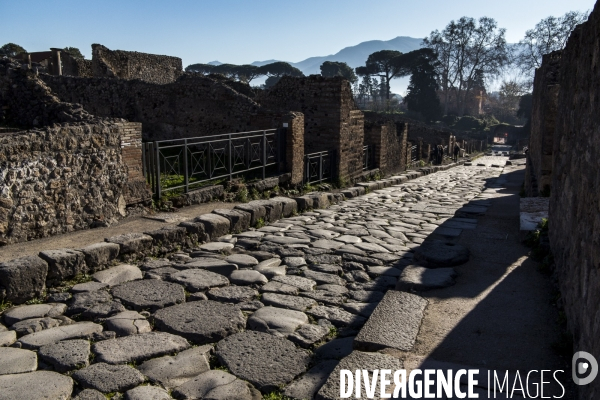 Pompei et Herculanum, deux villes détruites par l éruption de Vésuve en 79 après JC.