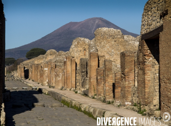 Pompei et Herculanum, deux villes détruites par l éruption de Vésuve en 79 après JC.