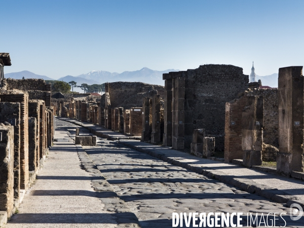 Pompei et Herculanum, deux villes détruites par l éruption de Vésuve en 79 après JC.