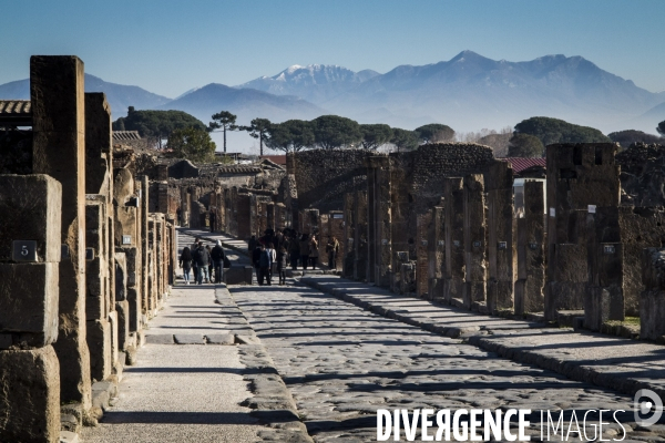 Pompei et Herculanum, deux villes détruites par l éruption de Vésuve en 79 après JC.