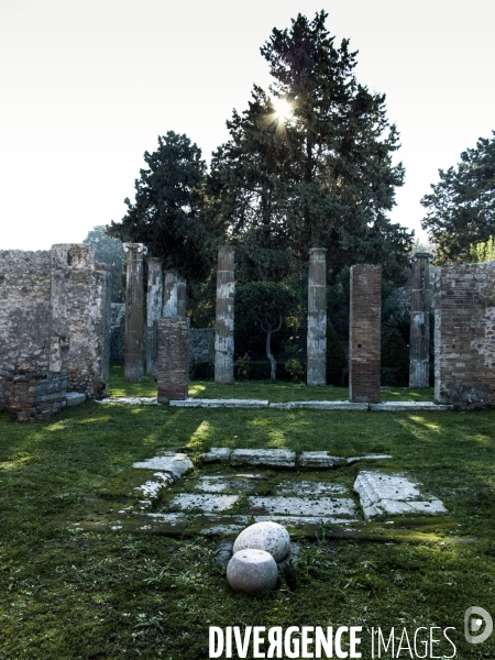 Pompei et Herculanum, deux villes détruites par l éruption de Vésuve en 79 après JC.