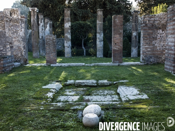 Pompei et Herculanum, deux villes détruites par l éruption de Vésuve en 79 après JC.