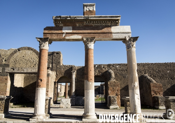 Pompei et Herculanum, deux villes détruites par l éruption de Vésuve en 79 après JC.