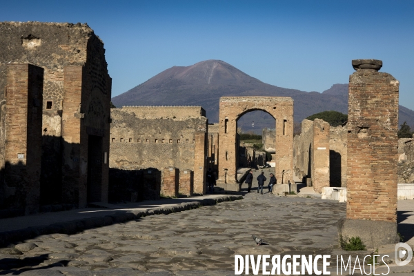 Pompei et Herculanum, deux villes détruites par l éruption de Vésuve en 79 après JC.