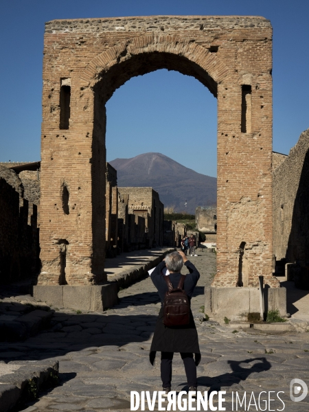 Pompei et Herculanum, deux villes détruites par l éruption de Vésuve en 79 après JC.