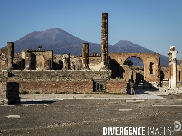 Pompei et Herculanum, deux villes détruites par l éruption de Vésuve en 79 après JC.