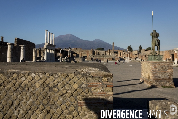 Pompei et Herculanum, deux villes détruites par l éruption de Vésuve en 79 après JC.