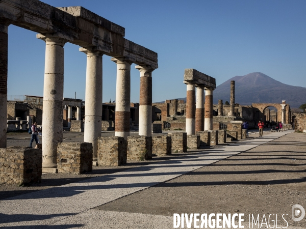 Pompei et Herculanum, deux villes détruites par l éruption de Vésuve en 79 après JC.