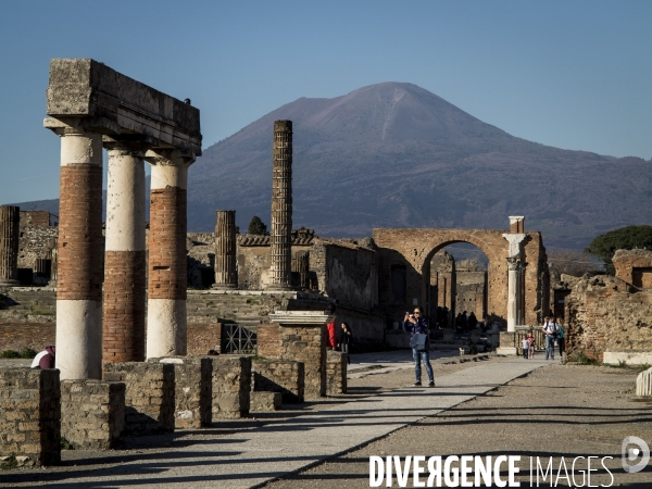 Pompei et Herculanum, deux villes détruites par l éruption de Vésuve en 79 après JC.