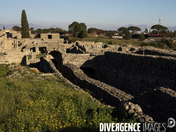 Pompei et Herculanum, deux villes détruites par l éruption de Vésuve en 79 après JC.