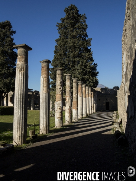 Pompei et Herculanum, deux villes détruites par l éruption de Vésuve en 79 après JC.