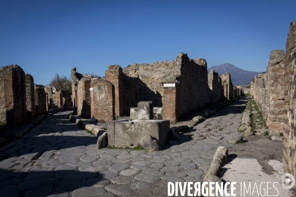 Pompei et Herculanum, deux villes détruites par l éruption de Vésuve en 79 après JC.