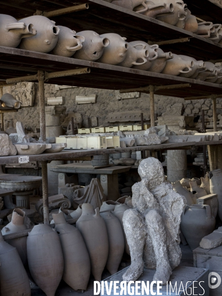 Pompei et Herculanum, deux villes détruites par l éruption de Vésuve en 79 après JC.