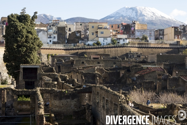 Pompei et Herculanum, deux villes détruites par l éruption de Vésuve en 79 après JC.