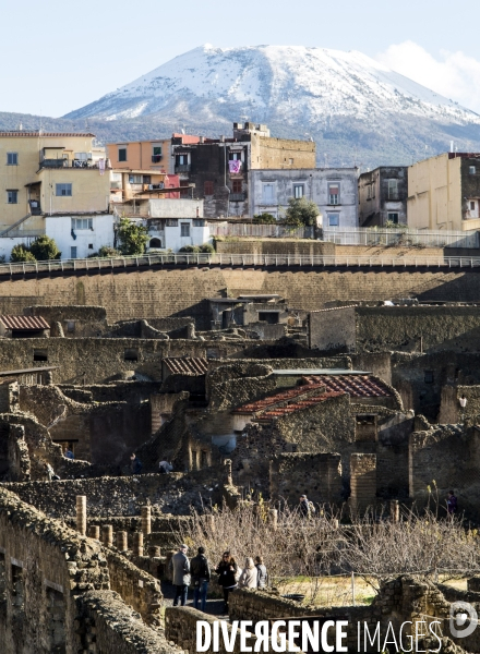 Pompei et Herculanum, deux villes détruites par l éruption de Vésuve en 79 après JC.